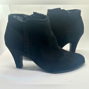 Aerosoles women’s black bootie, size 7 1/2, vegan suede, classy, cute,casual!